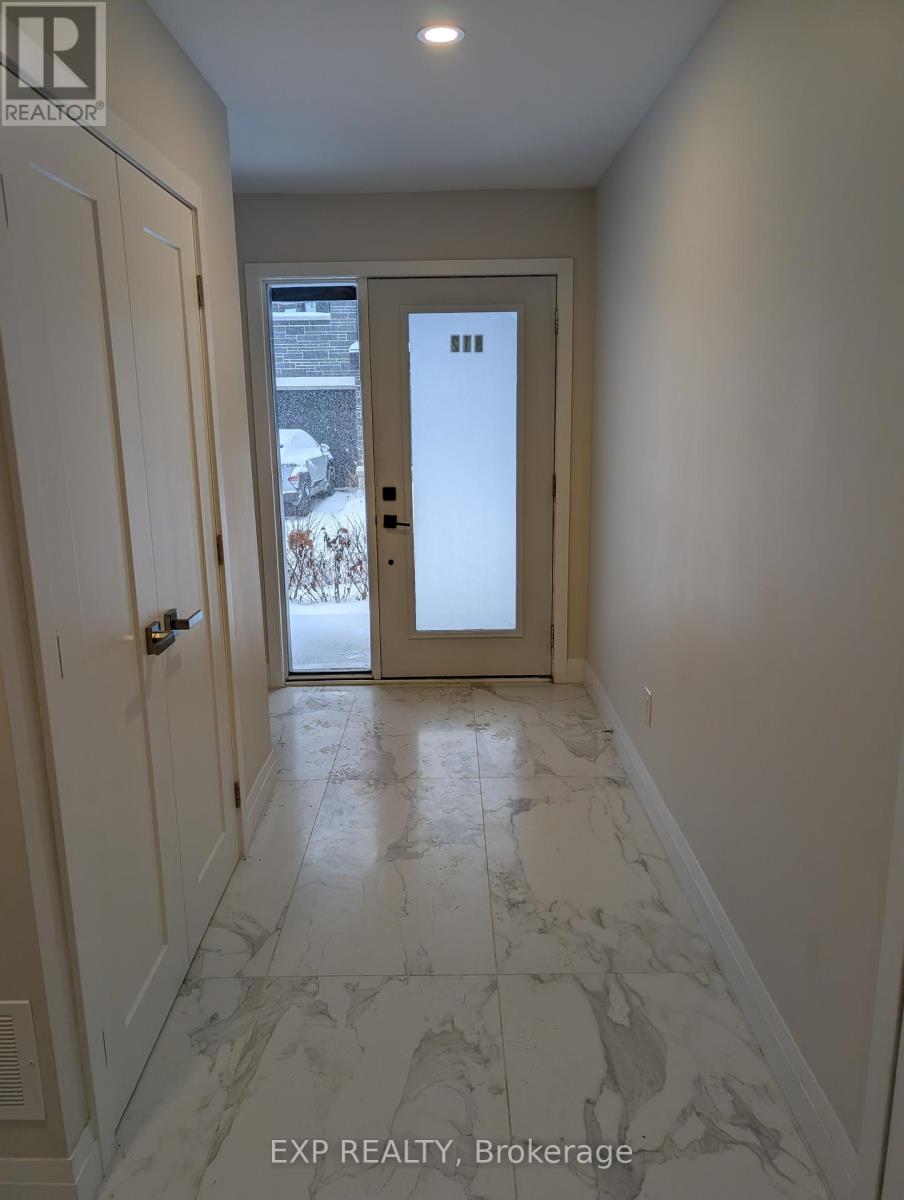 812 Star Private, Ottawa, Ontario  K2K 1W2 - Photo 2 - X12665048