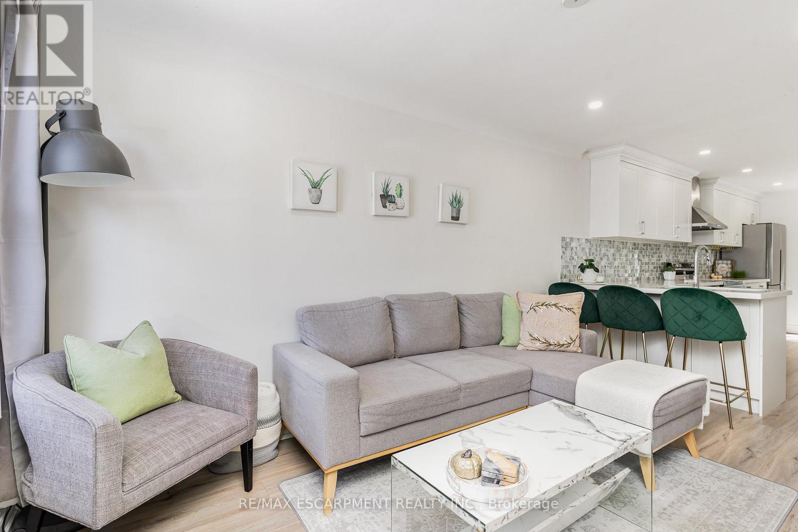 97 East 31st Street, Hamilton, Ontario  L8V 3N9 - Photo 2 - X12665054