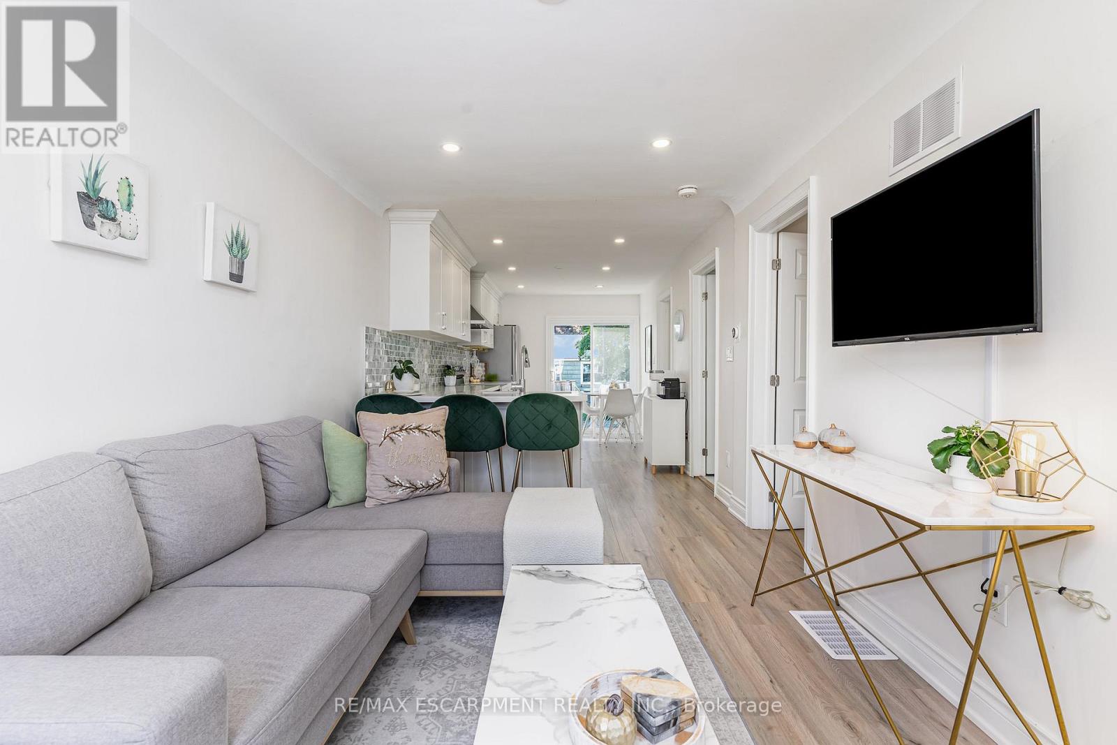 97 East 31st Street, Hamilton, Ontario  L8V 3N9 - Photo 3 - X12665054