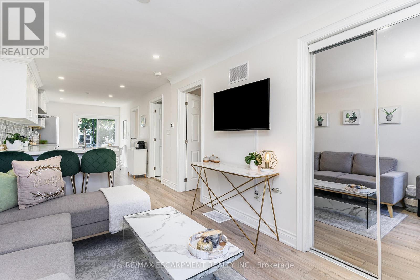 97 East 31st Street, Hamilton, Ontario  L8V 3N9 - Photo 4 - X12665054