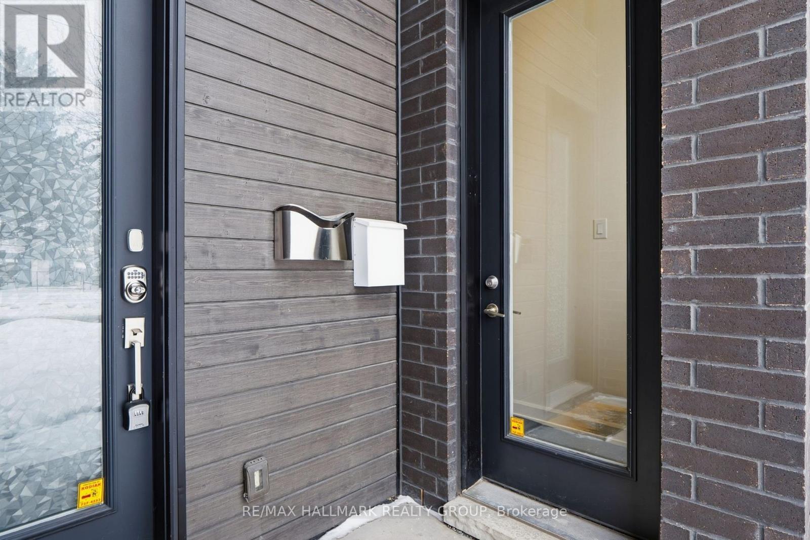 B - 506 Mutual Street, Ottawa, Ontario  K1K 1C8 - Photo 2 - X12665086