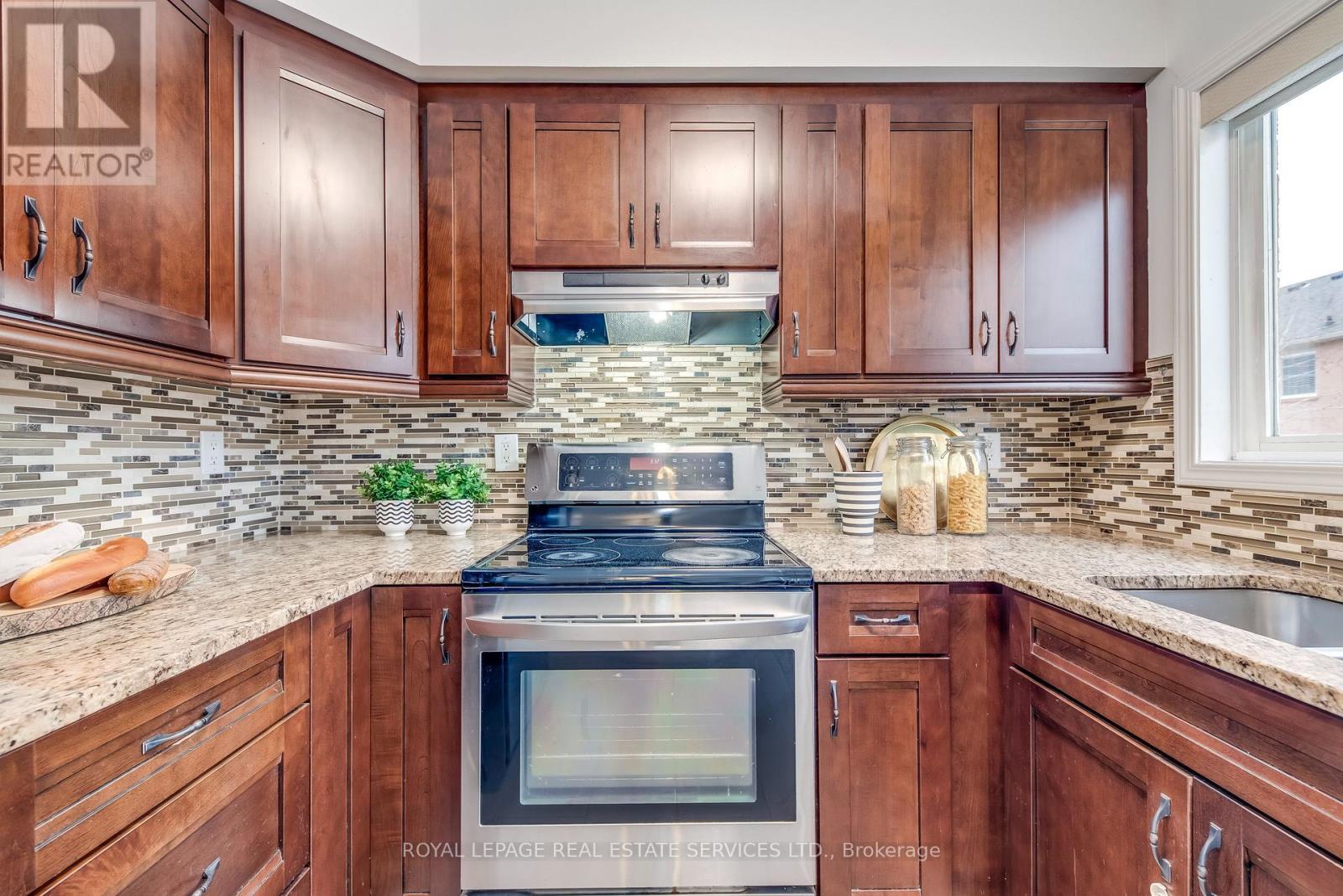 1332 Goldhawk Trail, Oakville, Ontario  L6M 3Y6 - Photo 17 - W12665154