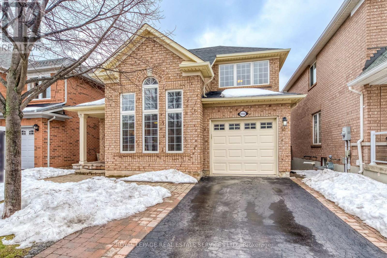 1332 Goldhawk Trail, Oakville, Ontario  L6M 3Y6 - Photo 2 - W12665154