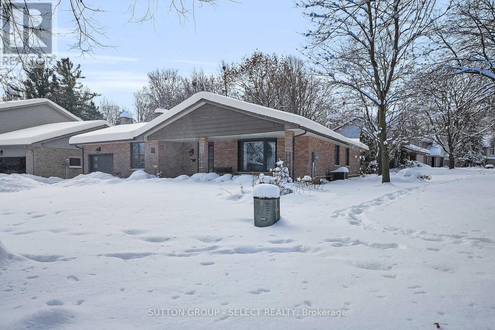 67 Farmington Crescent, London South, Ontario  N6K 3J2 - Photo 3 - X12665216