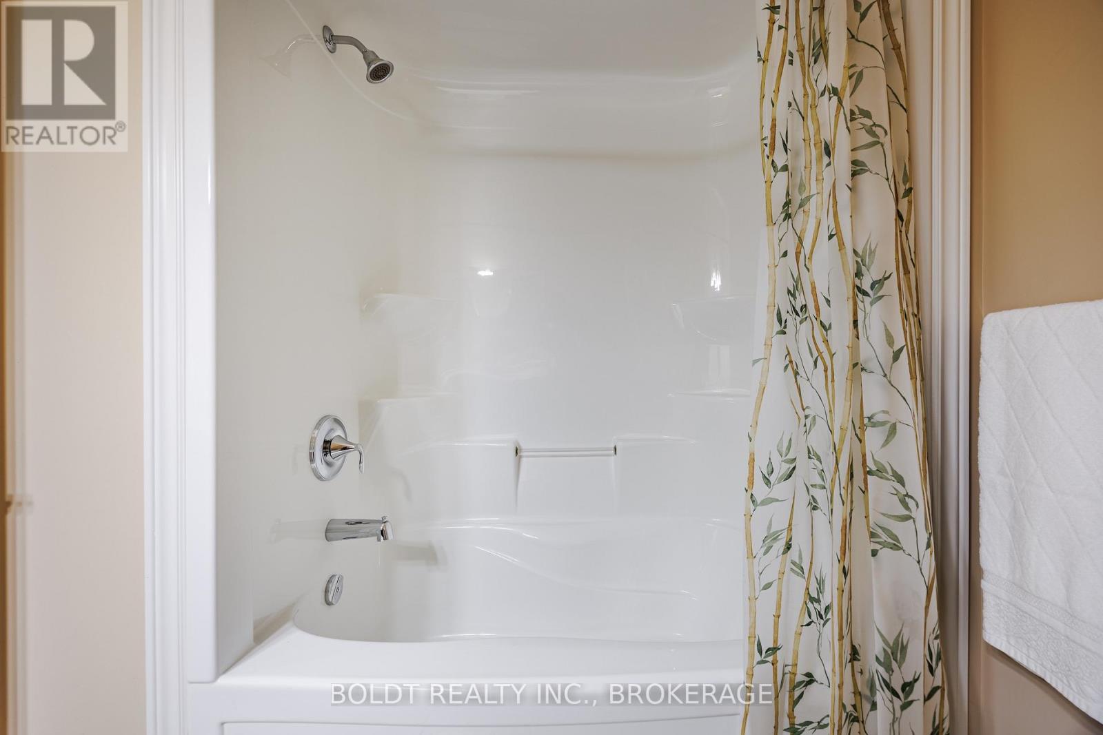 58 Videl Crescent N, St. Catharines, Ontario  L2W 0A3 - Photo 6 - X12665246