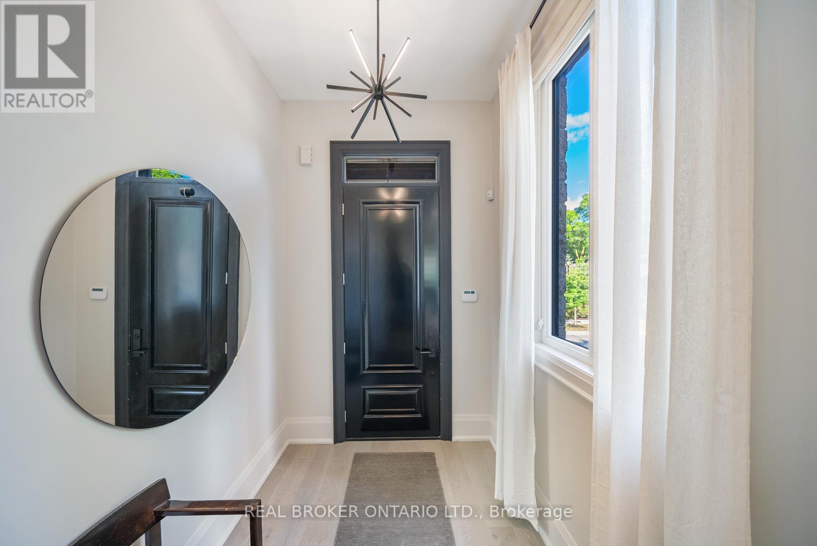 172-174 Victoria Street, Newmarket, Ontario  L3Y 4E1 - Photo 4 - N12665276