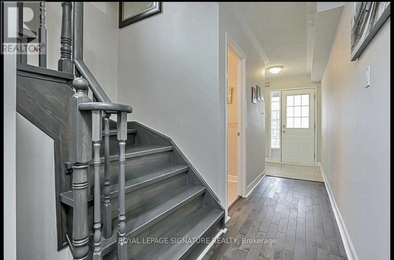 66 Coleridge Drive, Newmarket, Ontario  L3X 2T6 - Photo 2 - N12665332