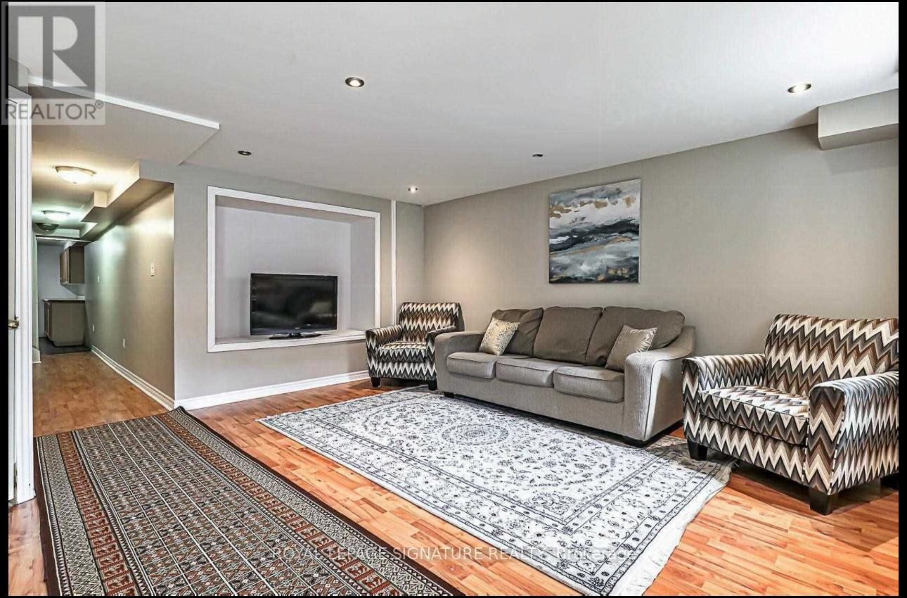 66 Coleridge Drive, Newmarket, Ontario  L3X 2T6 - Photo 23 - N12665332