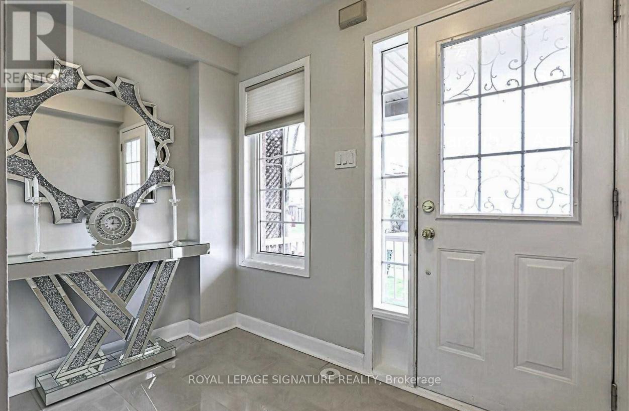 66 Coleridge Drive, Newmarket, Ontario  L3X 2T6 - Photo 7 - N12665332