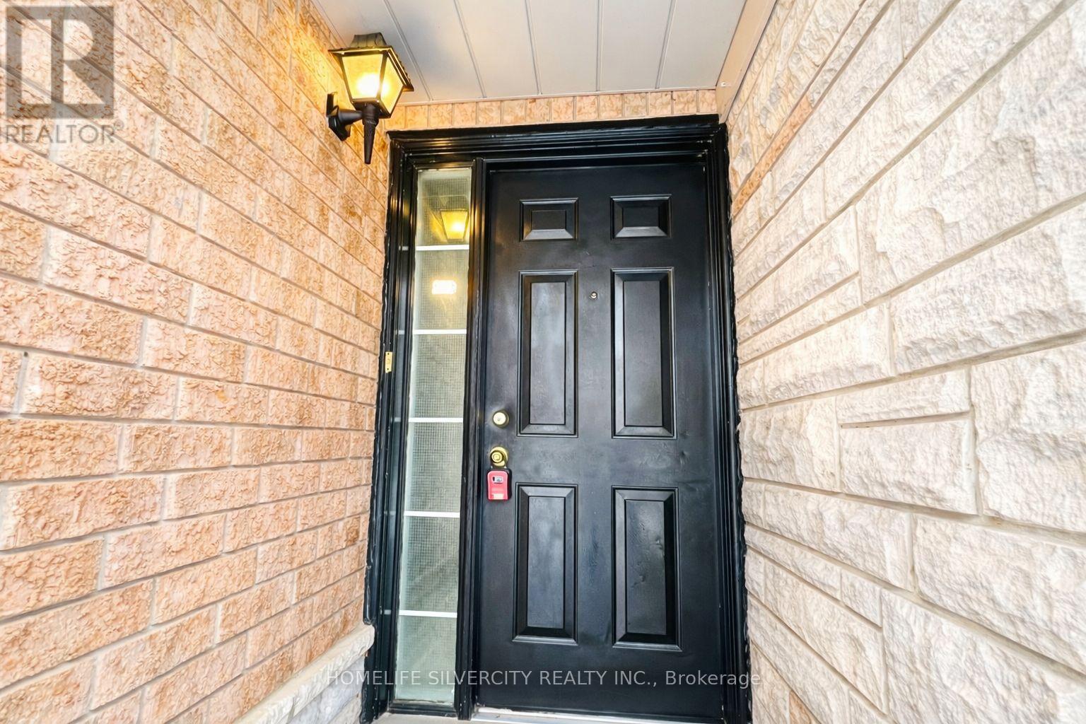 7 Bison Run Road, Brampton, Ontario  L6R 1S2 - Photo 3 - W12665282