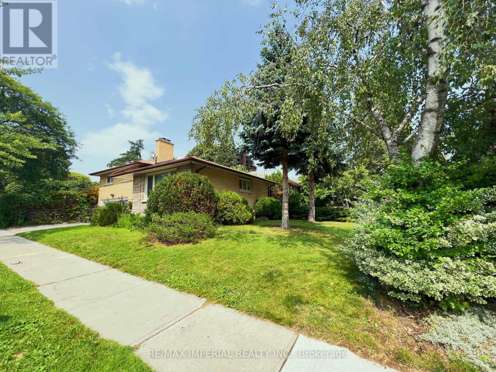 93 Bonnyview Drive, Toronto, Ontario  M8Y 3G8 - Photo 4 - W12665296