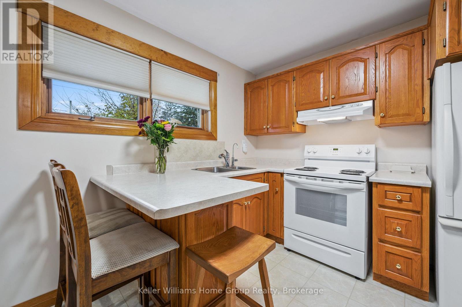 54 Ottawa Crescent, Guelph (St. George's), Ontario  N1E 2A6 - Photo 10 - X12530556