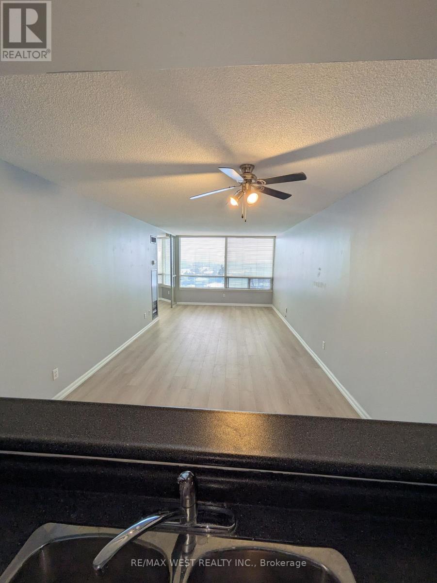 702 - 1121 Steeles Avenue W, Toronto, Ontario  M2R 3W7 - Photo 4 - C12665374