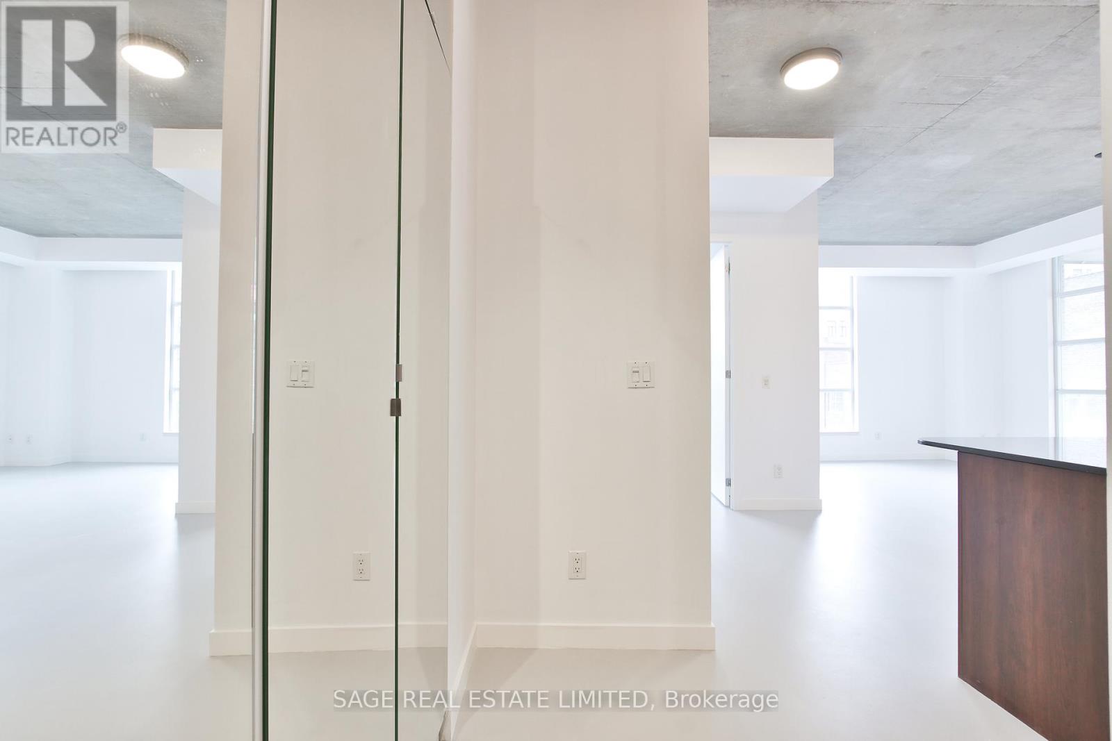 711 - 23 Brant Street, Toronto, Ontario  M5V 2L5 - Photo 4 - C12665414