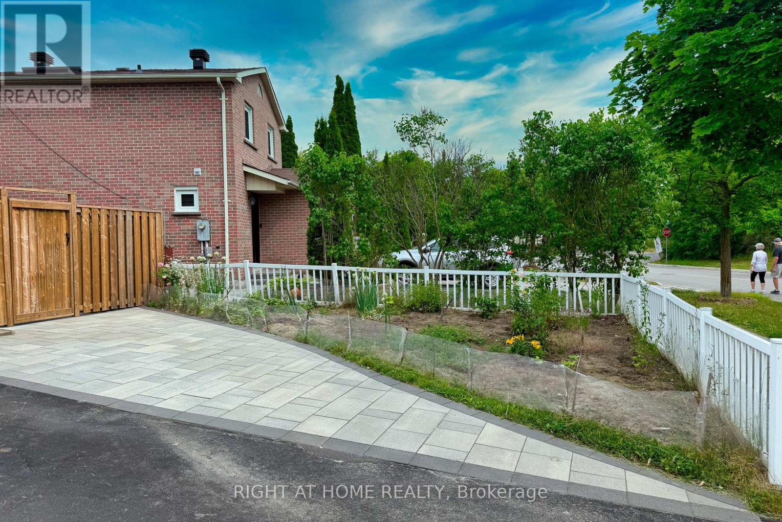 88 Sunshine Drive, Richmond Hill, Ontario  L4C 8H2 - Photo 4 - N12665358
