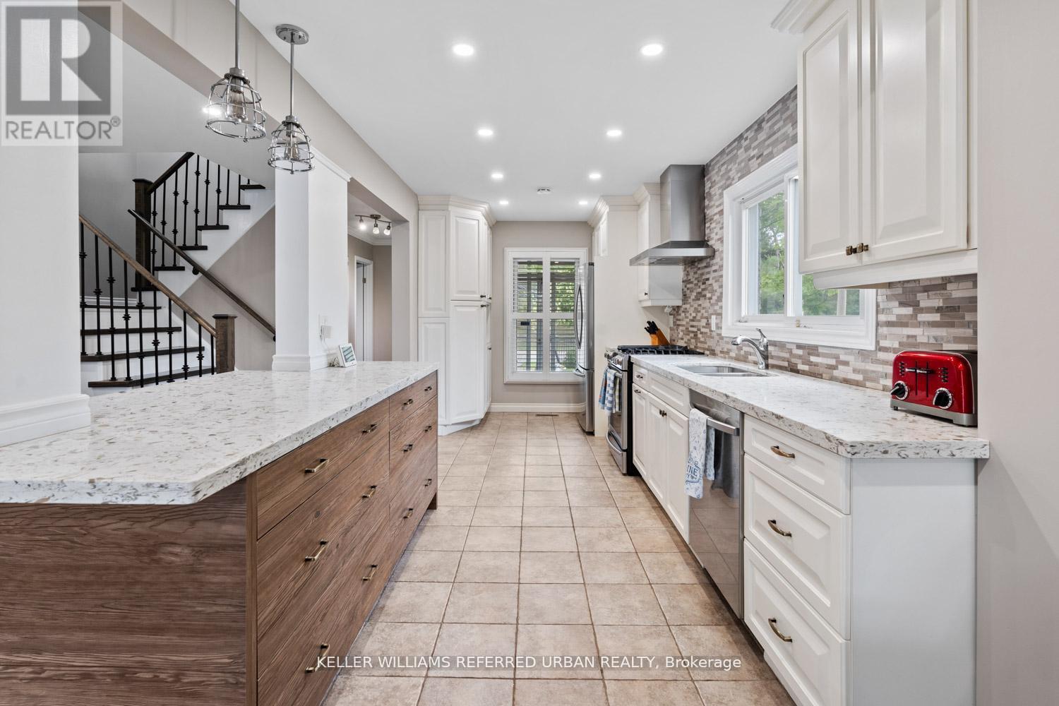 78 Sunshine Drive, Richmond Hill, Ontario  L4C 8H2 - Photo 4 - N12665362