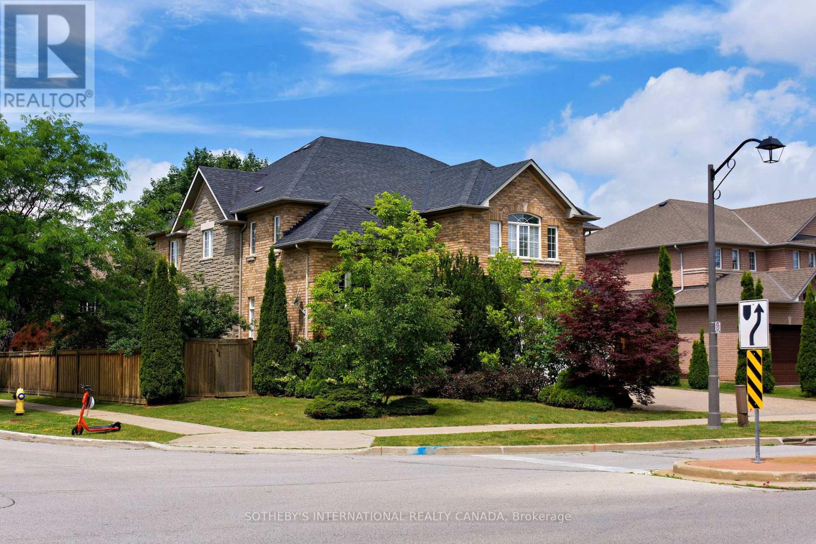 110 Velmar Drive, Vaughan, Ontario  L4L 8W4 - Photo 3 - N12665466