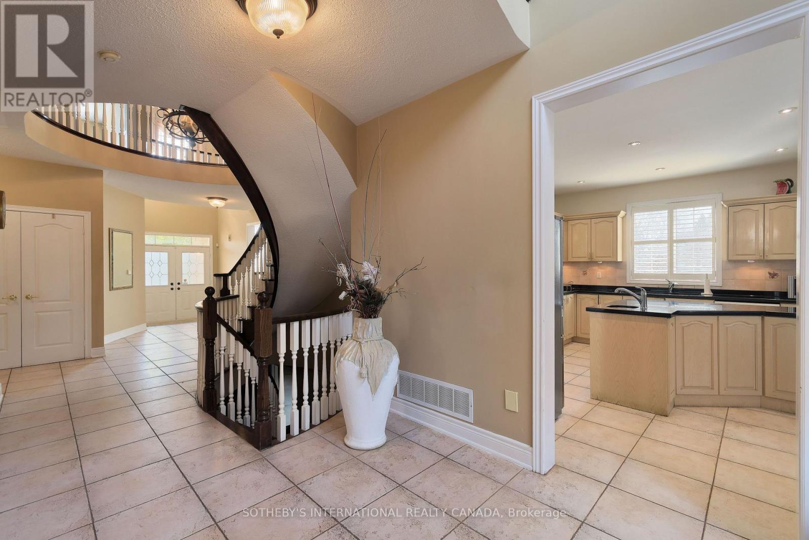 110 Velmar Drive, Vaughan, Ontario  L4L 8W4 - Photo 9 - N12665466