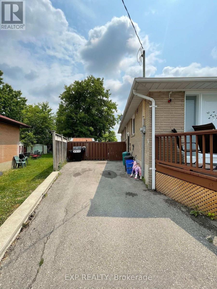 B - 70 Marlin Court, Newmarket (Bristol-London), Ontario  L3Y 2W8 - Photo 11 - N12665654
