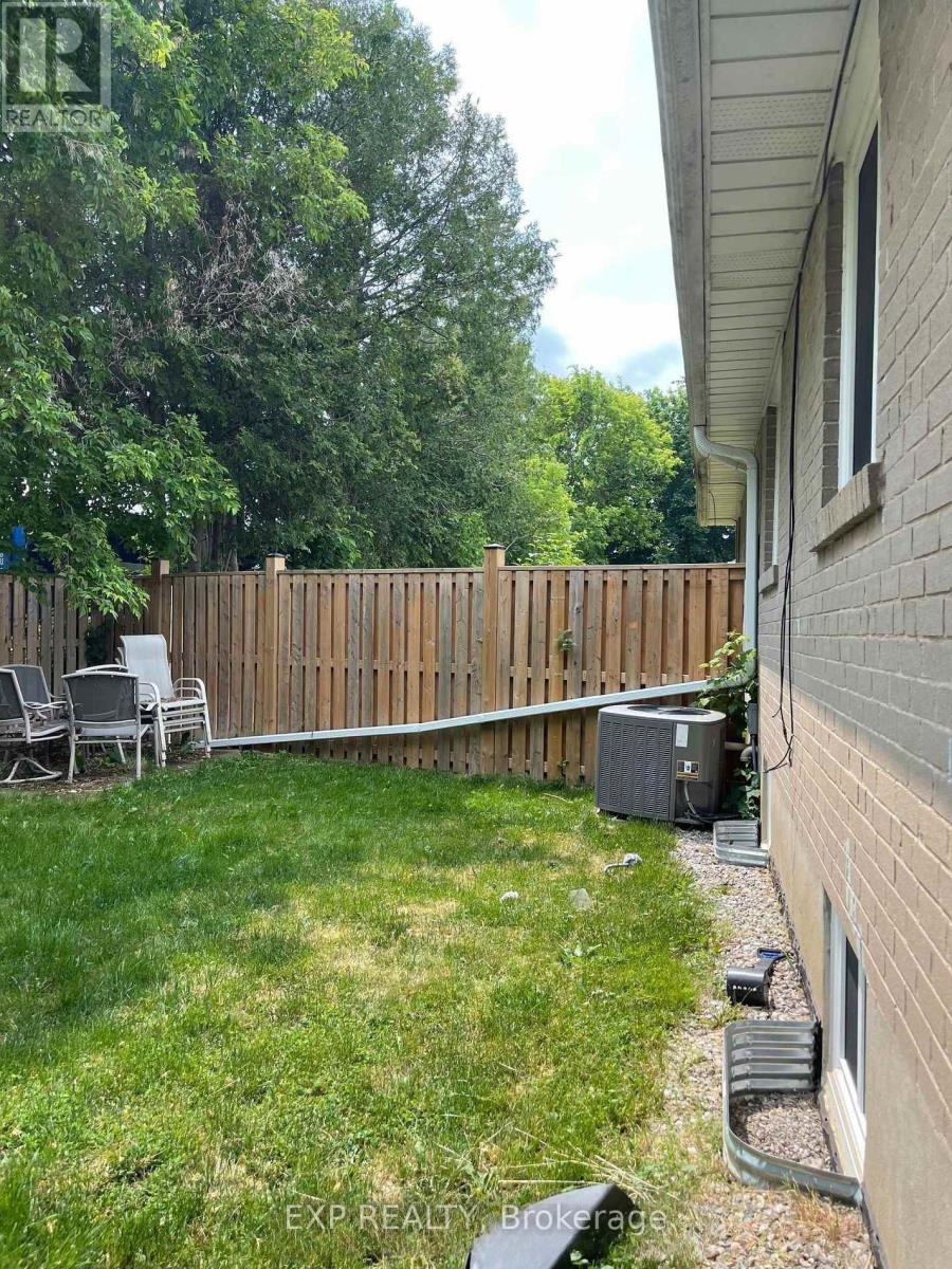 B - 70 Marlin Court, Newmarket (Bristol-London), Ontario  L3Y 2W8 - Photo 12 - N12665654