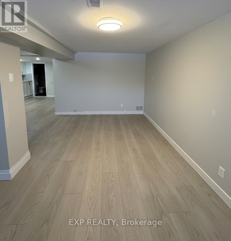 B - 70 Marlin Court, Newmarket (Bristol-London), Ontario  L3Y 2W8 - Photo 2 - N12665654