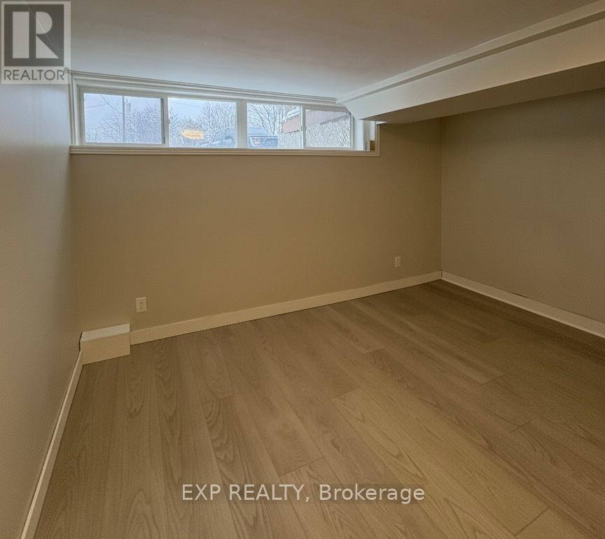 B - 70 Marlin Court, Newmarket (Bristol-London), Ontario  L3Y 2W8 - Photo 4 - N12665654