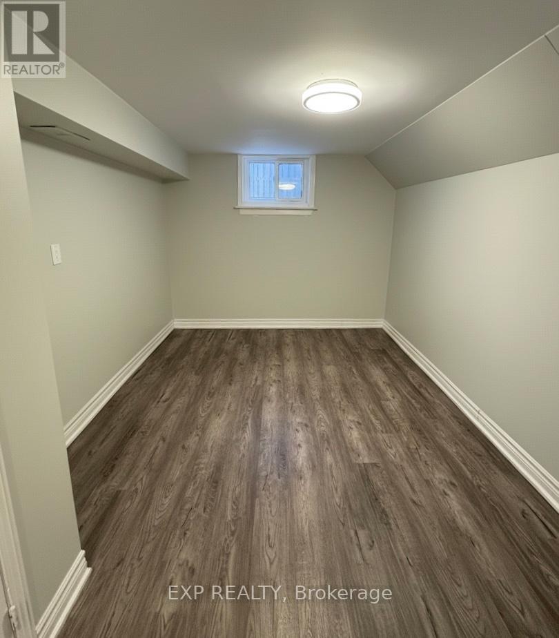 B - 70 Marlin Court, Newmarket (Bristol-London), Ontario  L3Y 2W8 - Photo 5 - N12665654