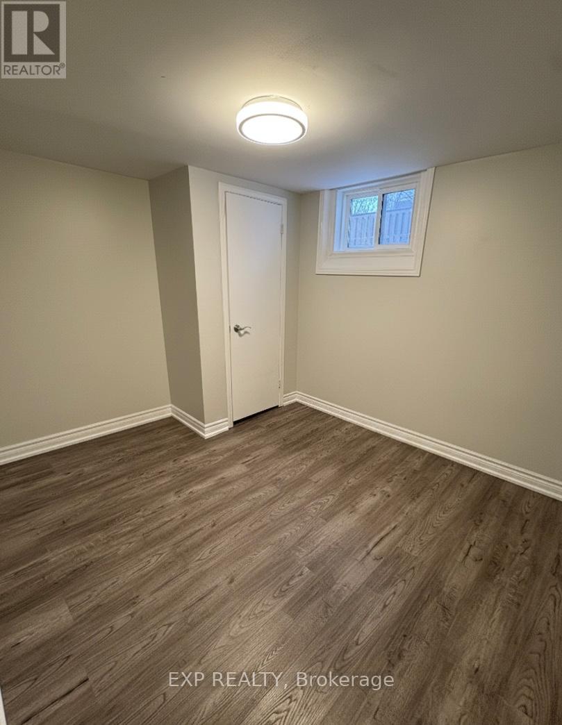 B - 70 Marlin Court, Newmarket (Bristol-London), Ontario  L3Y 2W8 - Photo 6 - N12665654