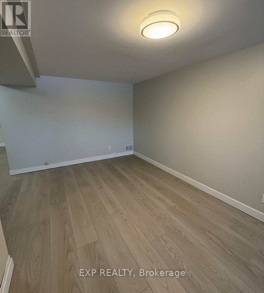 B - 70 Marlin Court, Newmarket (Bristol-London), Ontario  L3Y 2W8 - Photo 7 - N12665654