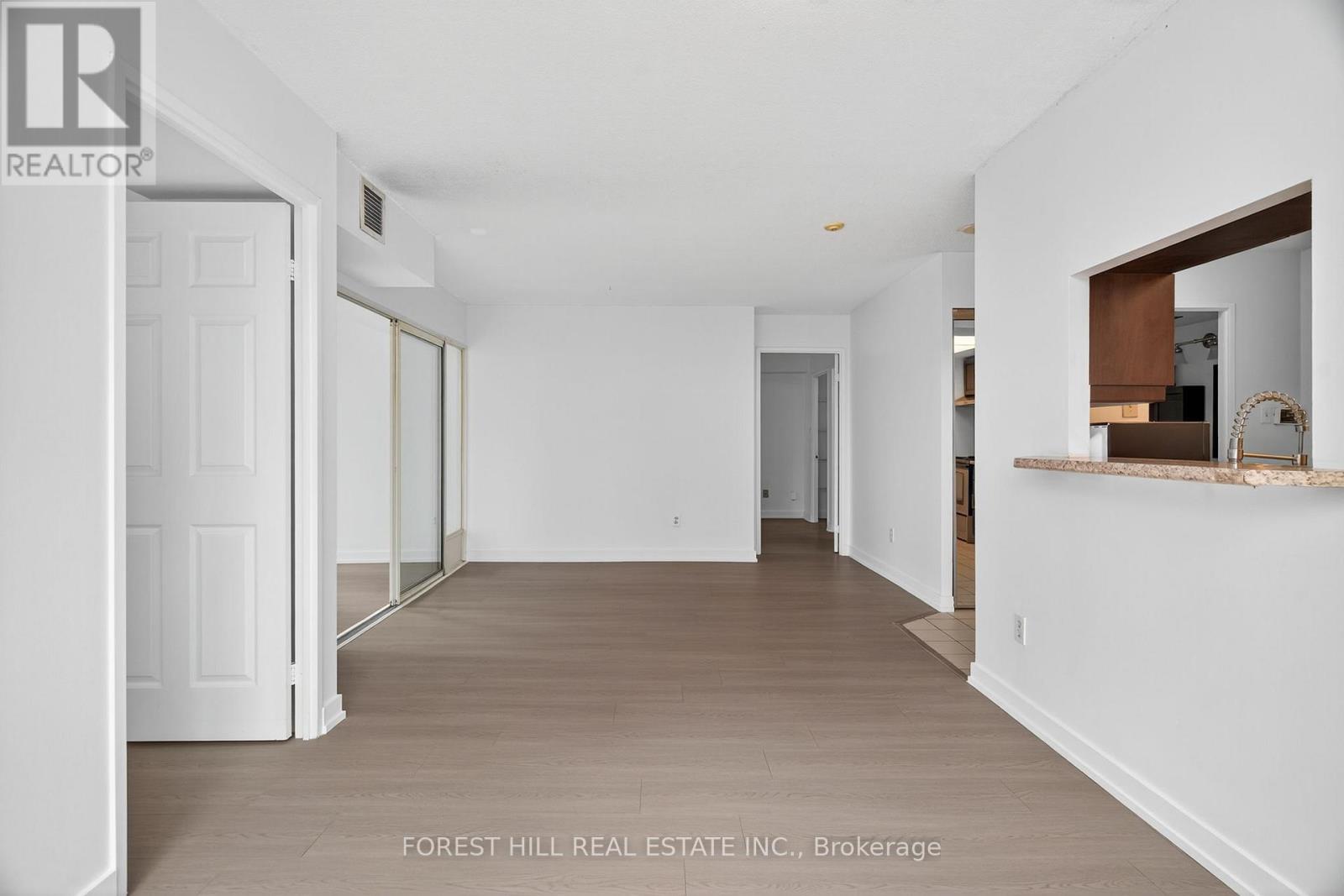 210 - 285 Enfield Place N, Mississauga, Ontario  L5B 3Y6 - Photo 7 - W12665380