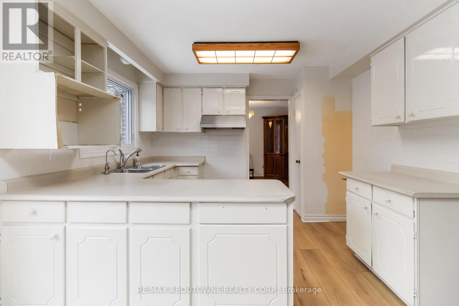 1087 Tanglewood Court, Oakville, Ontario  L6L 5H6 - Photo 11 - W12665560