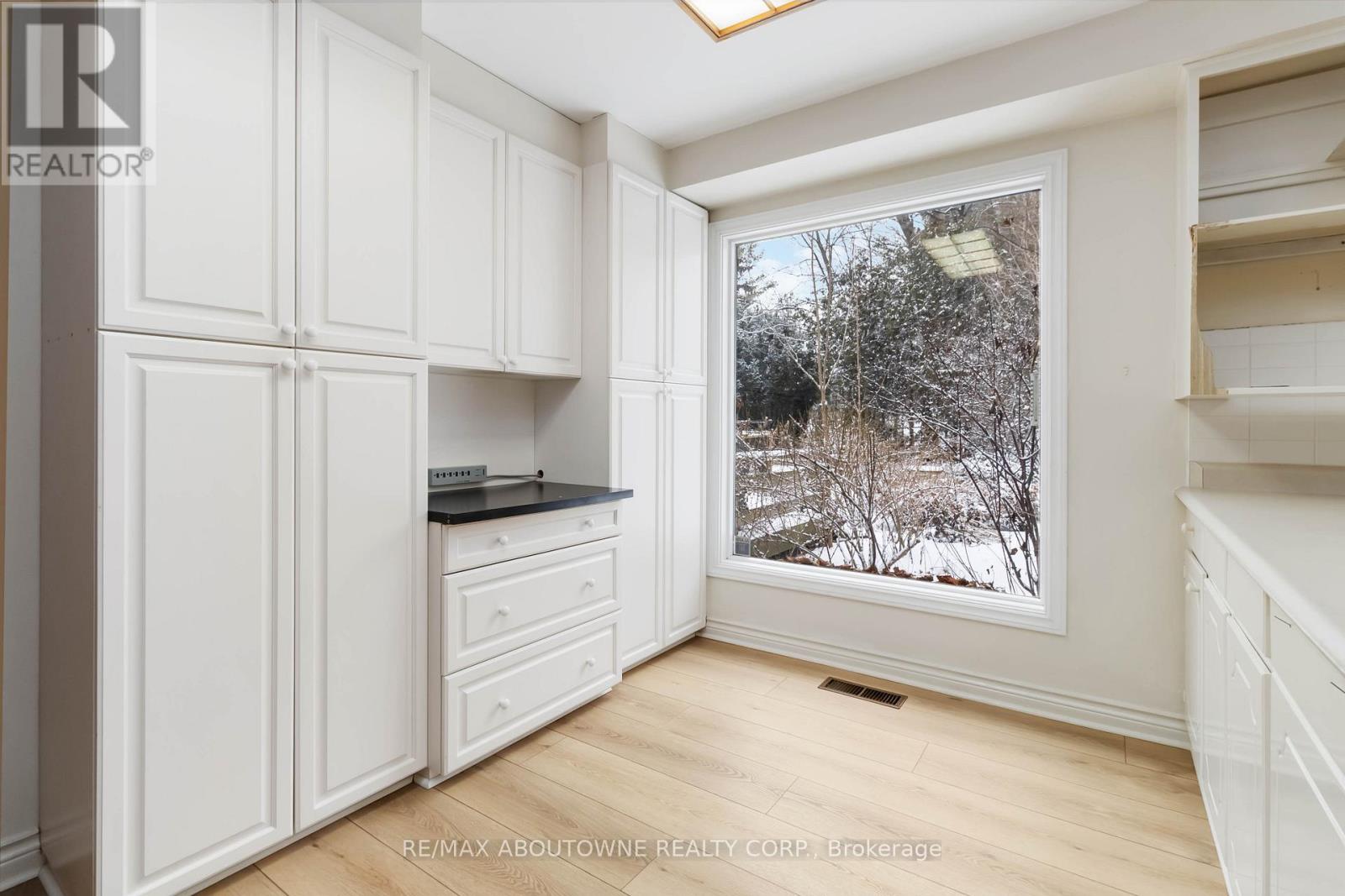 1087 Tanglewood Court, Oakville, Ontario  L6L 5H6 - Photo 12 - W12665560