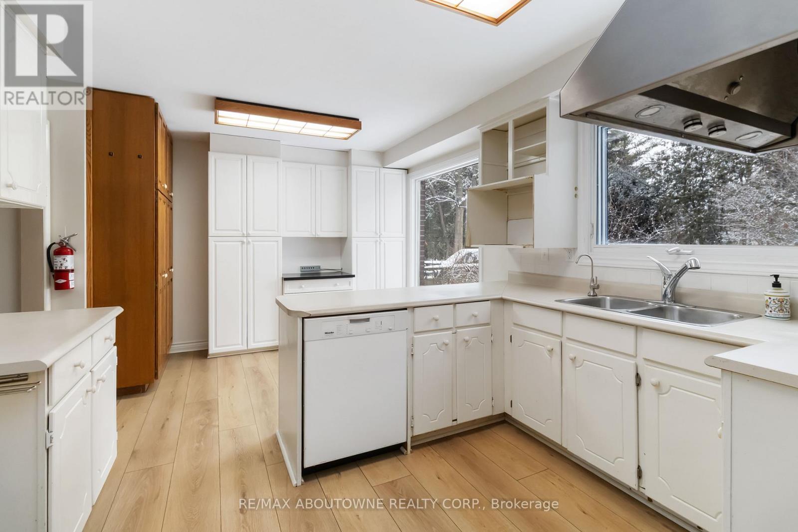 1087 Tanglewood Court, Oakville, Ontario  L6L 5H6 - Photo 13 - W12665560