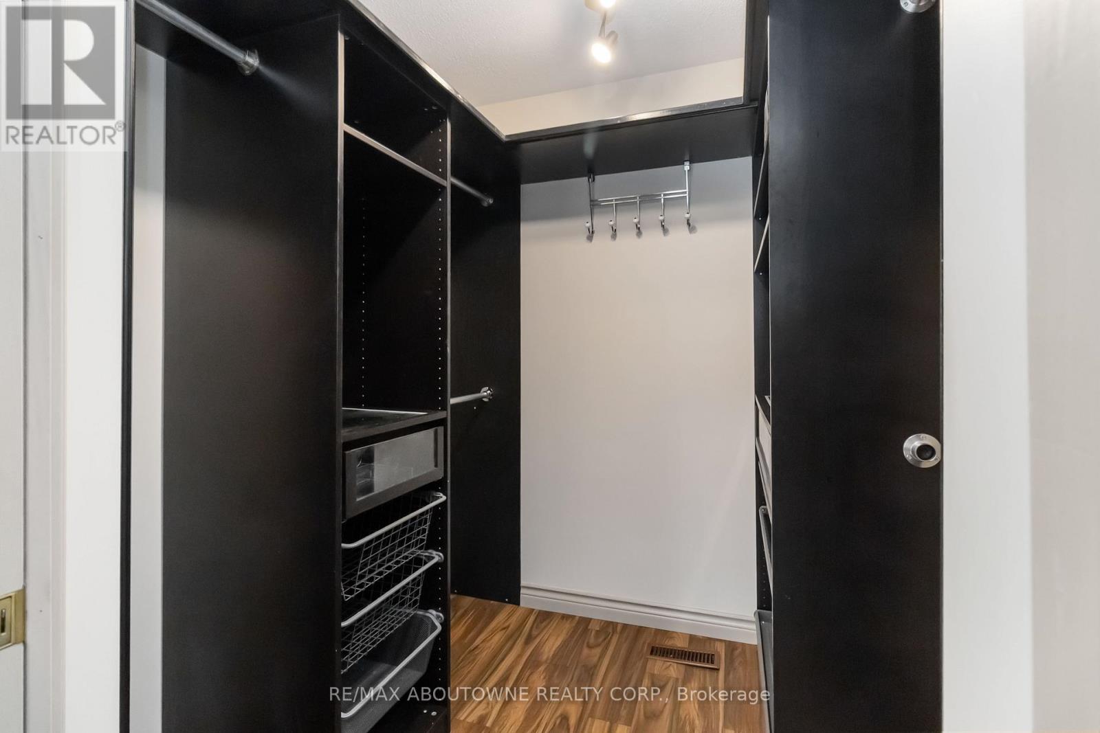 1087 Tanglewood Court, Oakville, Ontario  L6L 5H6 - Photo 21 - W12665560