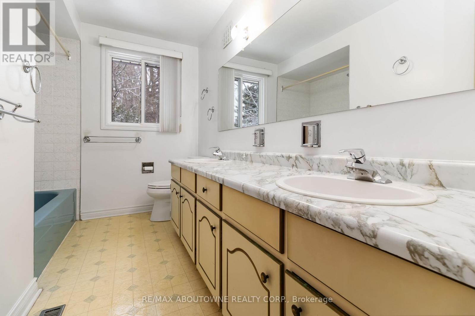 1087 Tanglewood Court, Oakville, Ontario  L6L 5H6 - Photo 22 - W12665560