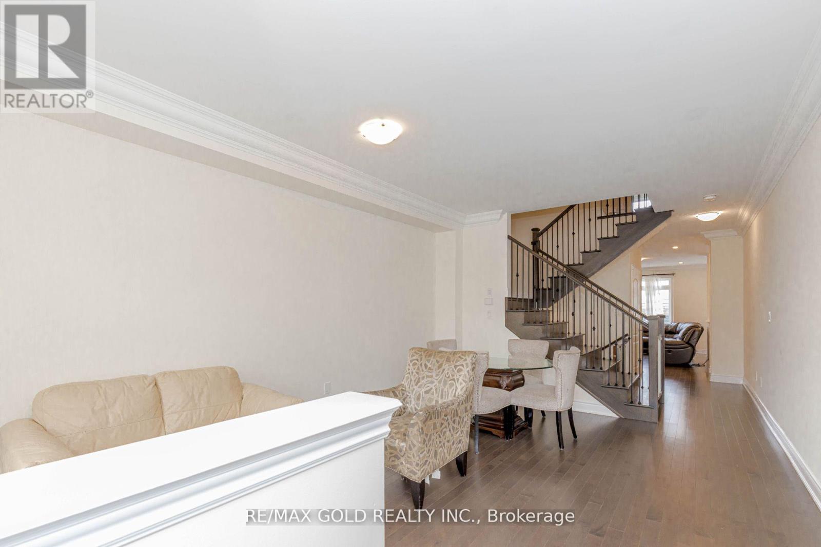 34 Folgate Crescent, Brampton, Ontario  L6R 0B3 - Photo 4 - W12665598