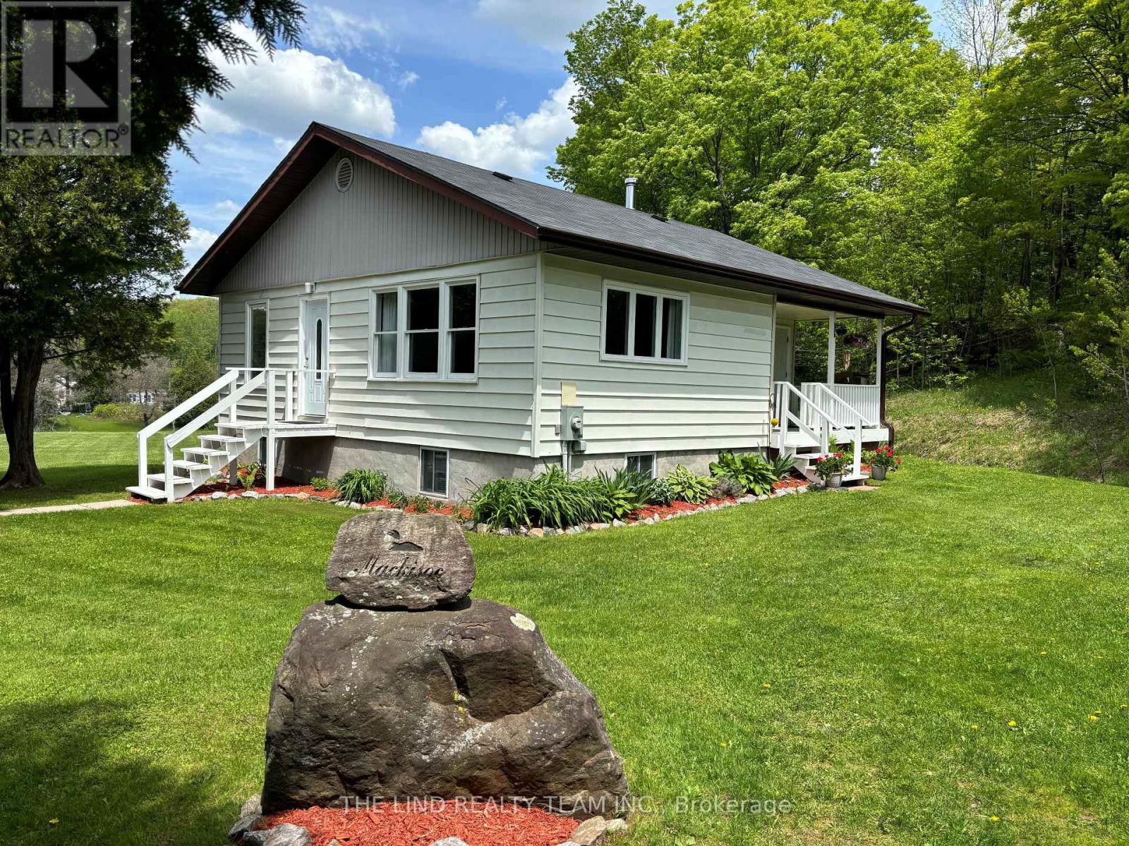 949 Raymond Road, Muskoka Lakes, Ontario  P0B 1M0 - Photo 2 - X12438126