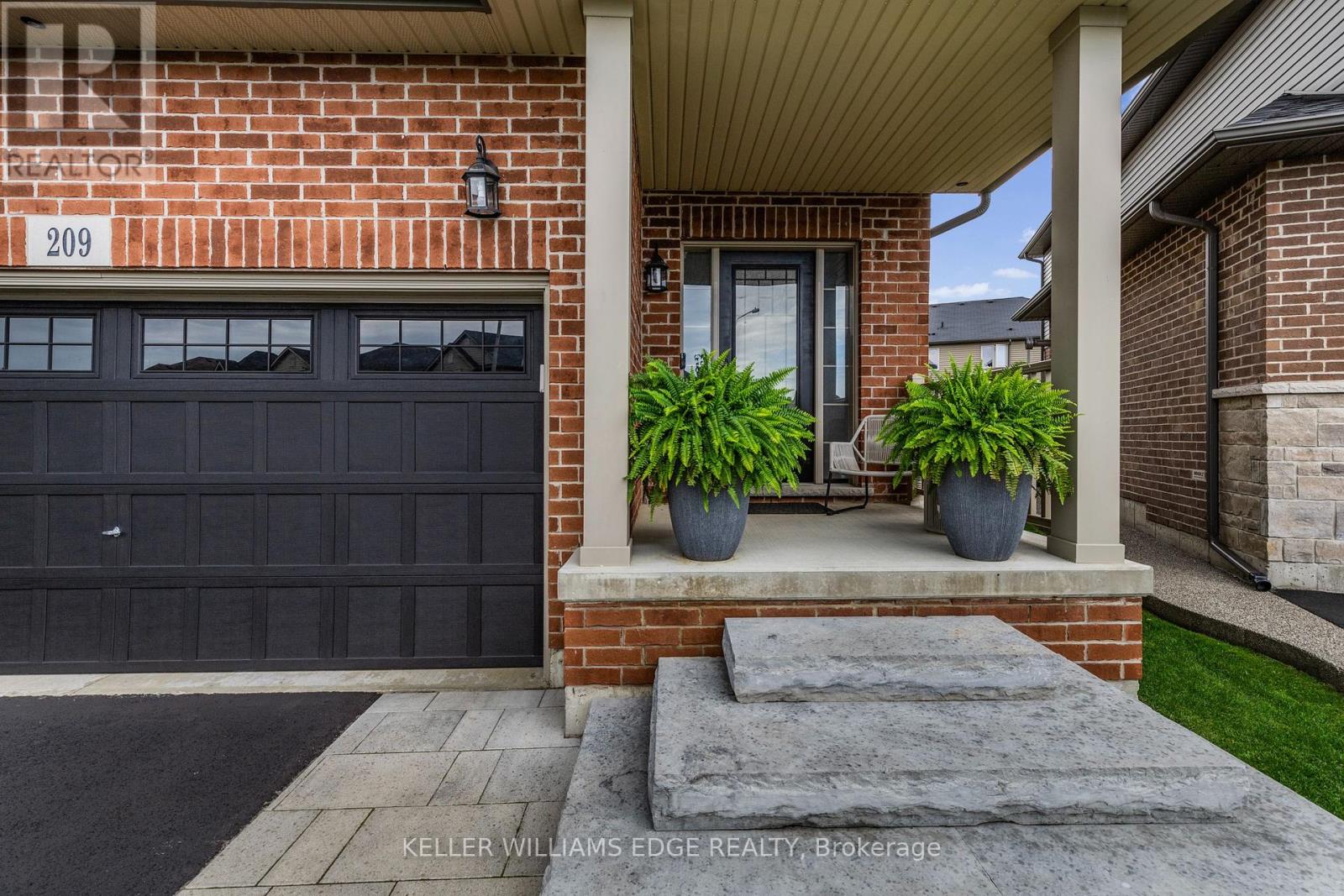 209 Echovalley Drive, Hamilton, Ontario  L8J 0H1 - Photo 4 - X12665626
