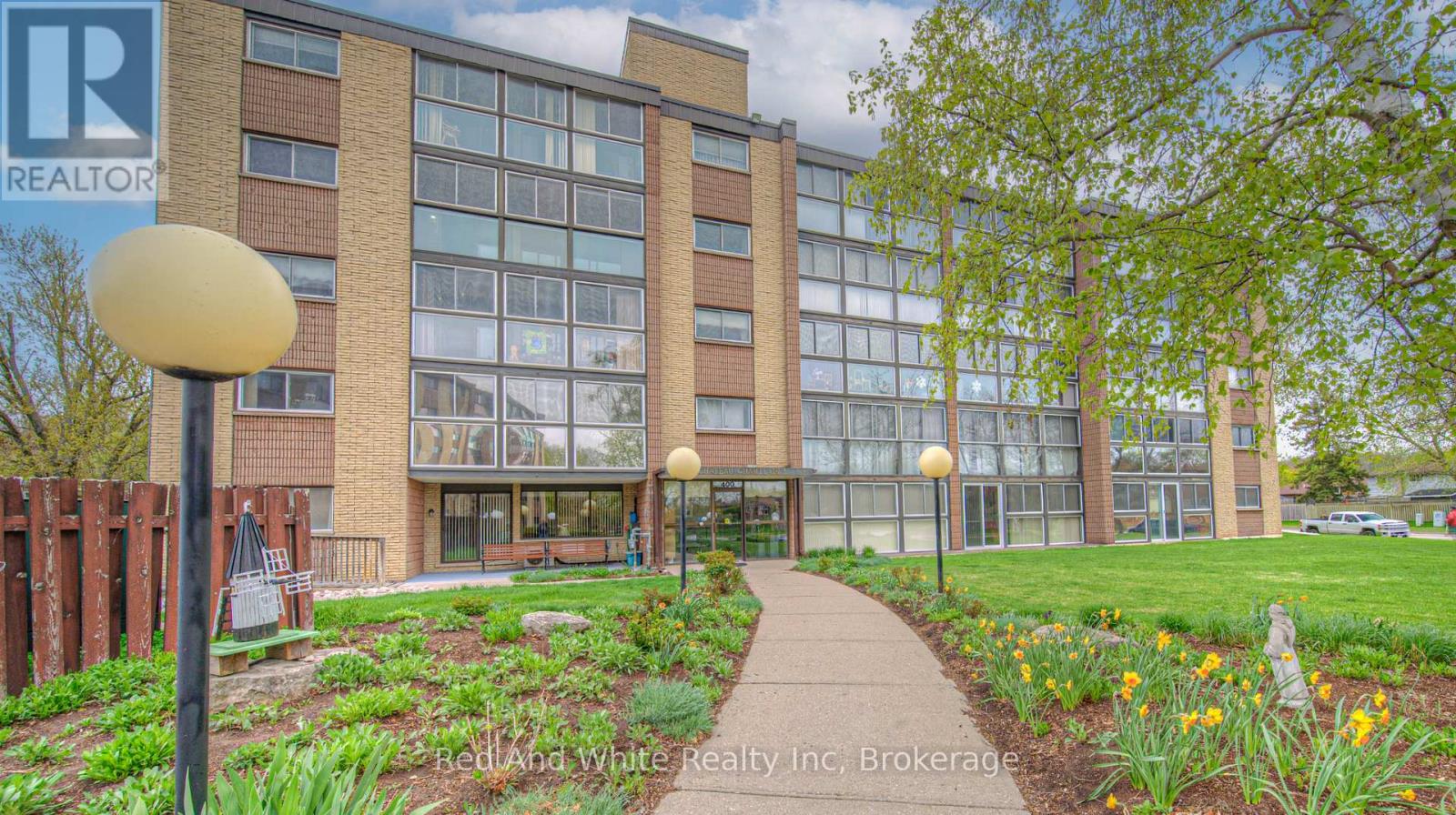 406 - 400 CHAMPLAIN BOULEVARD, Cambridge, Ontario