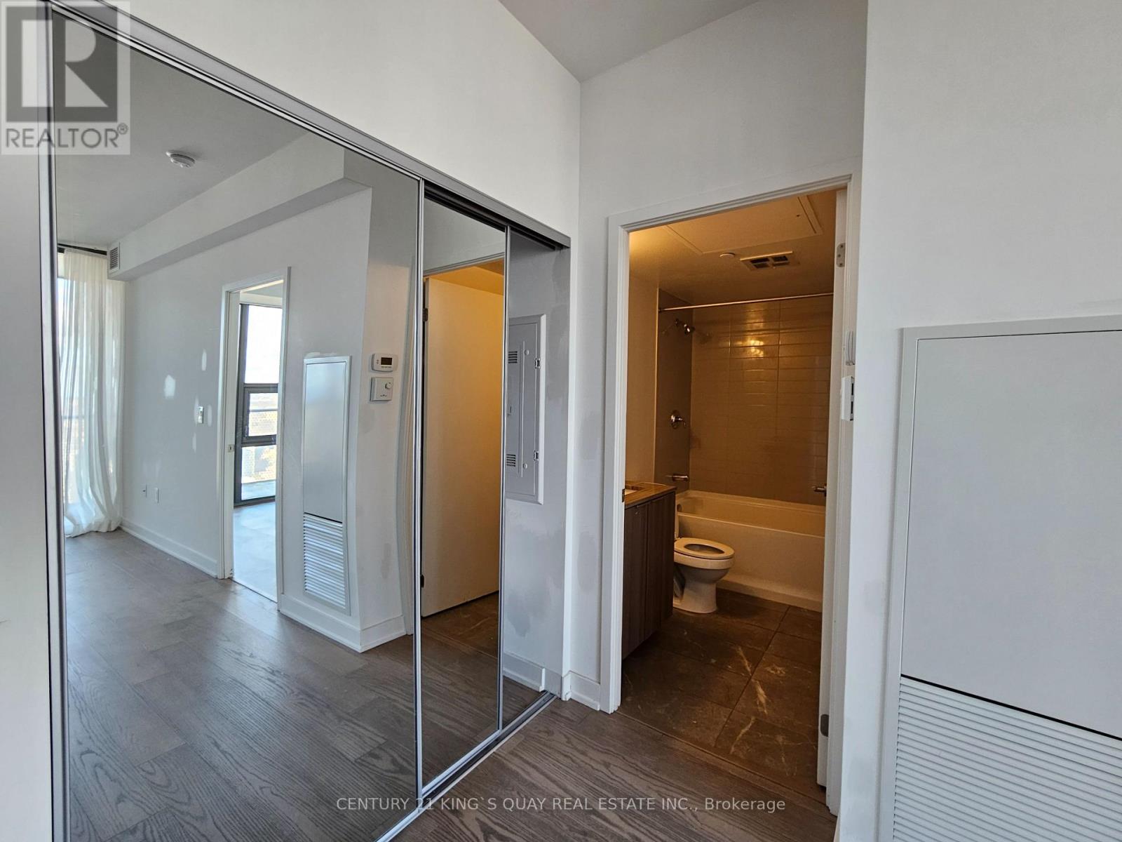 5801 - 11 Wellesley Street W, Toronto, Ontario  M4Y 0G4 - Photo 11 - C12665758