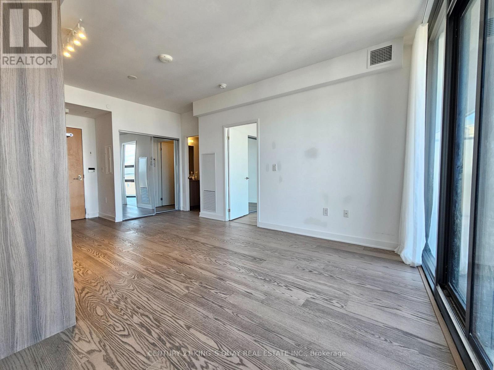 5801 - 11 Wellesley Street W, Toronto, Ontario  M4Y 0G4 - Photo 17 - C12665758