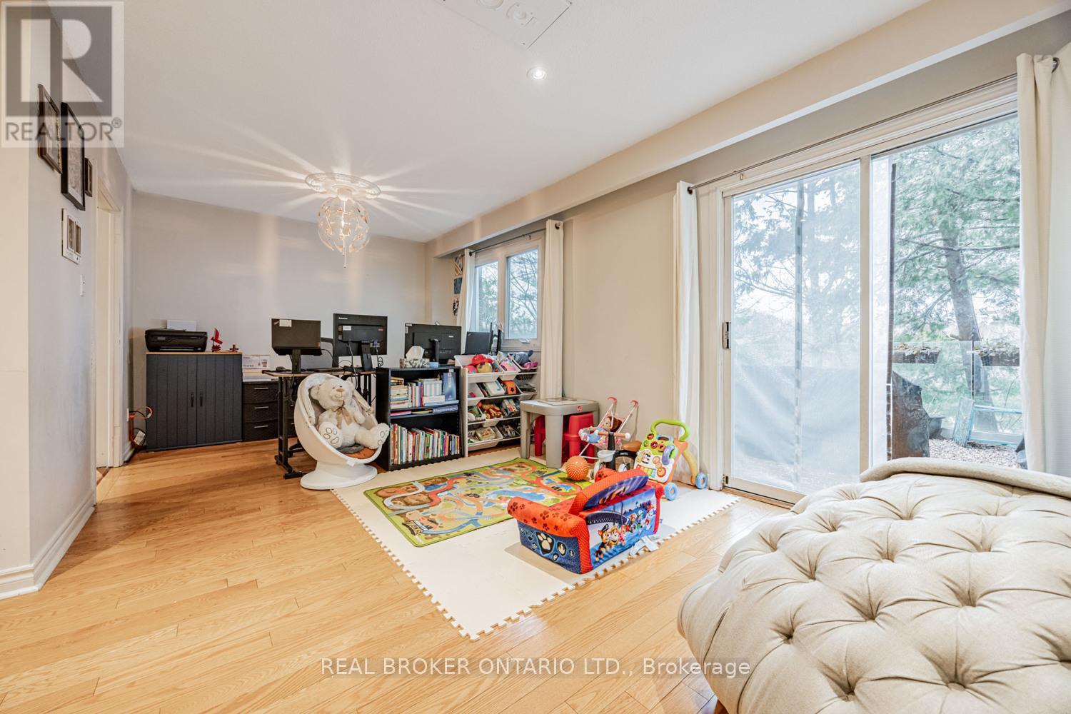 109 Robert Hicks Drive, Toronto, Ontario  M2R 3R2 - Photo 5 - C12665812