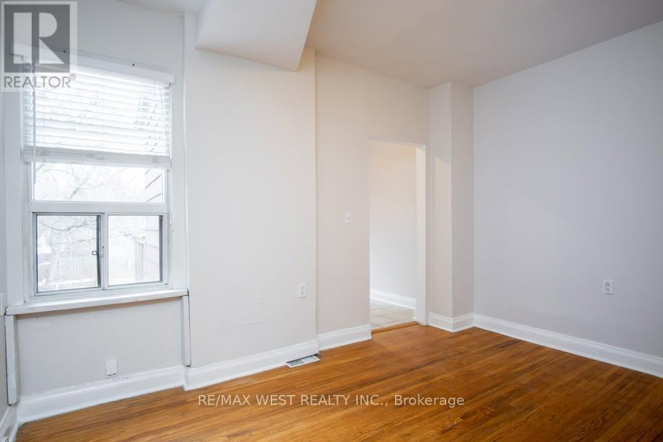 Lower Unit - 531 Woodbine Avenue, Toronto, Ontario  M4E 2H7 - Photo 5 - E12665754