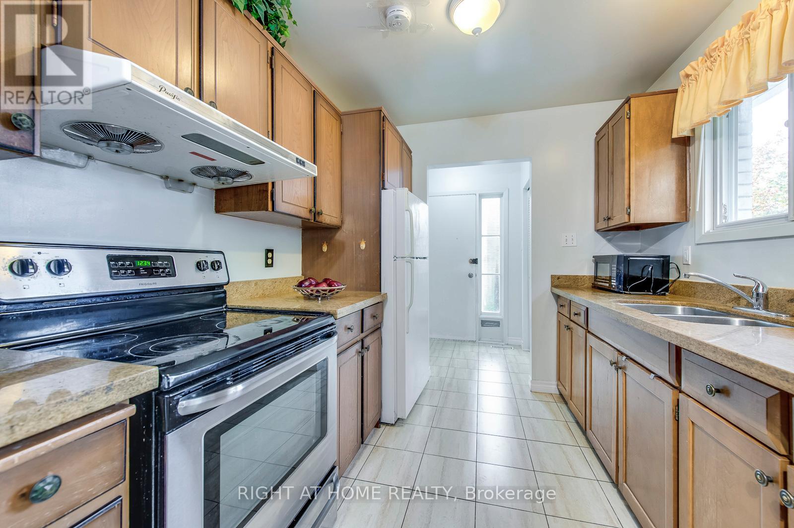 (Upper) - 2835 Hollington Crescent, Mississauga, Ontario  L5K 1E8 - Photo 3 - W12665840