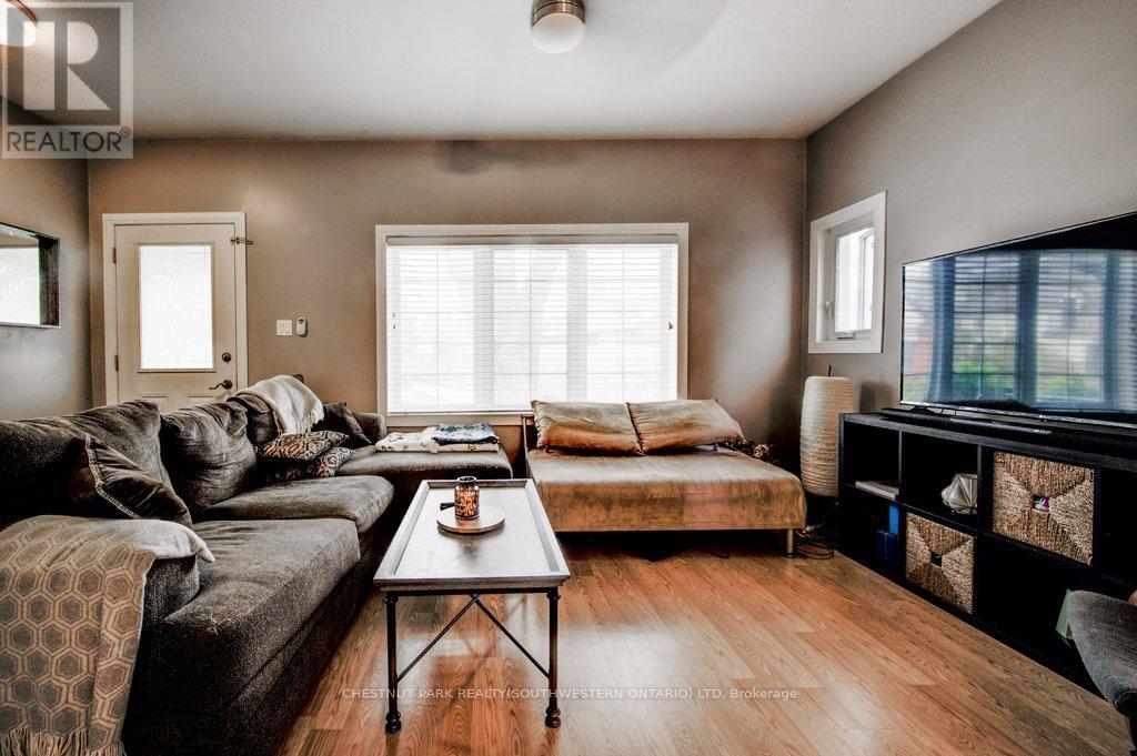 57 Glasgow Street, Kitchener, Ontario  N2G 2G8 - Photo 12 - X12665782