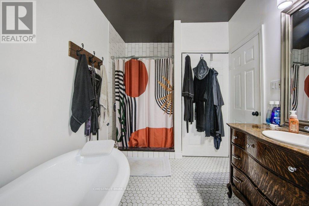 57 Glasgow Street, Kitchener, Ontario  N2G 2G8 - Photo 17 - X12665782