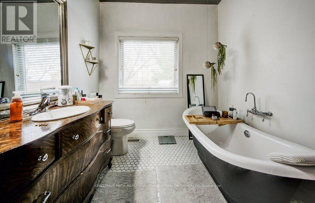 57 Glasgow Street, Kitchener, Ontario  N2G 2G8 - Photo 18 - X12665782