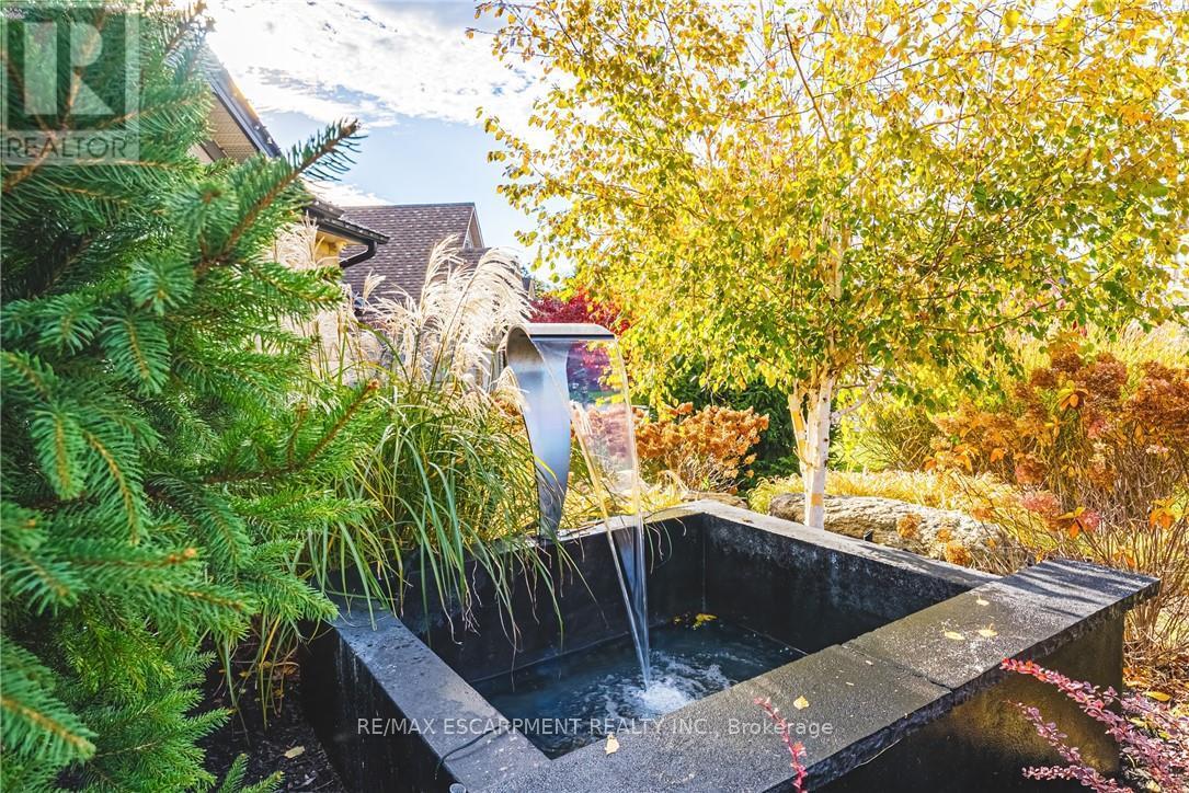 712 Highvalley Road, Hamilton, Ontario  L9G 4E9 - Photo 4 - X12665838