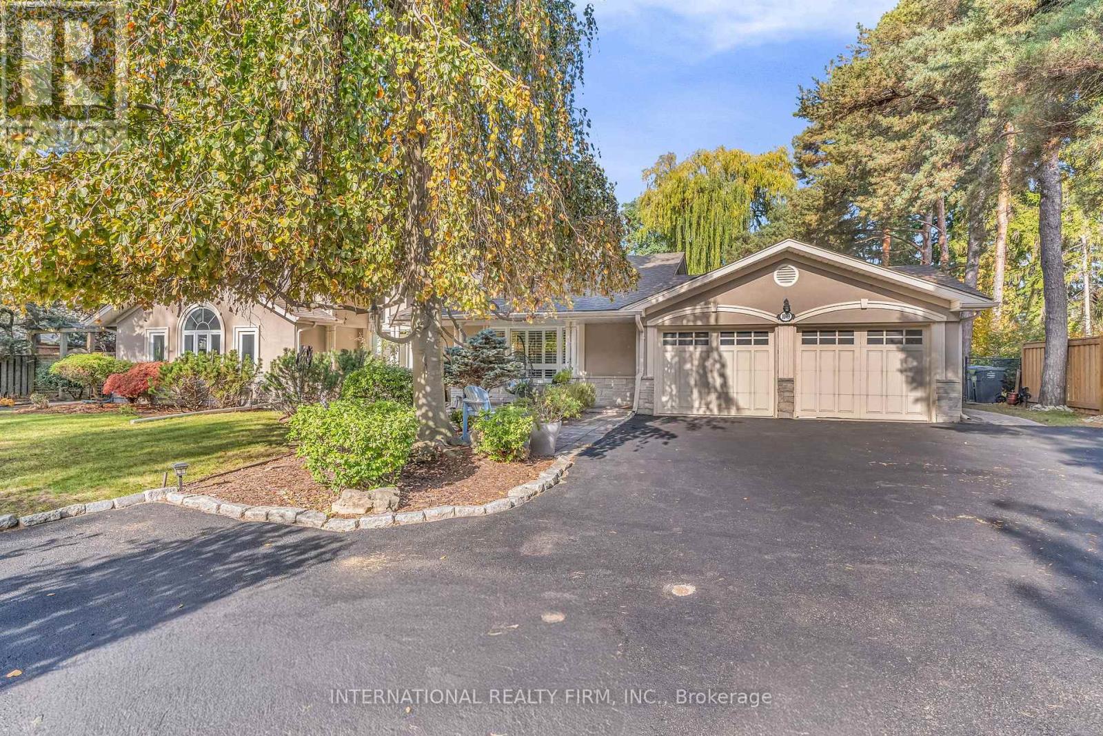 1049 Indian Rd Road, Mississauga, Ontario  L5H 1R6 - Photo 2 - W12664762