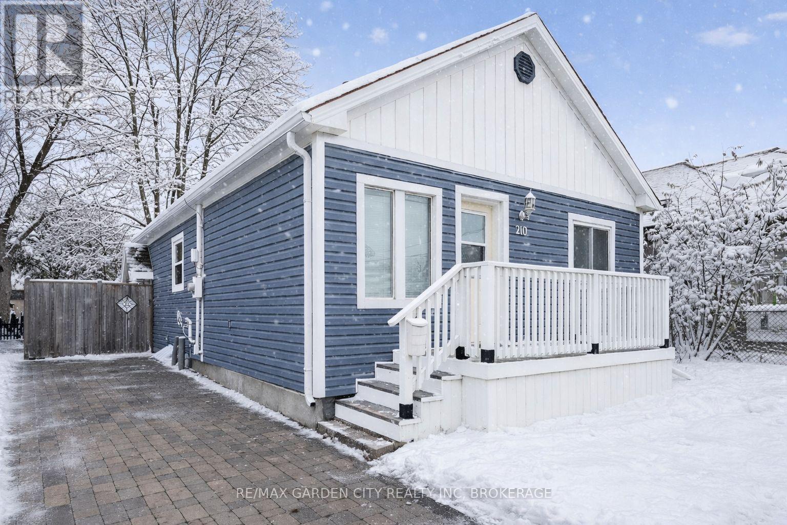 210 Wright Street, Welland, Ontario  L3B 2K3 - Photo 1 - X12520402